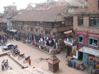 Blick vom Nyatapol-Tempel auf den Taumadhi Tol