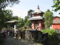 Wir kommen zu einem Tempel