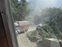 Wir müssen wieder die Serpentine hinauf zum Pass vor Kathmandu