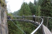 Cliffwalk über der Schlucht im Capilano Suspension Park Vancouver