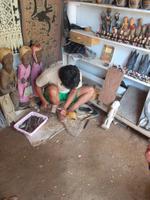 Hier werden Tau-Tau Puppen hergestellt