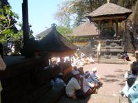 Geduldig warten Gläubige auf die Opferzeremonie