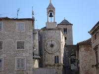 Die Kirche mit Glockenturm