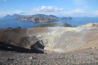 Aufstieg auf Vulcano - Ein Blick zurück zu den Schwefeldämpfen