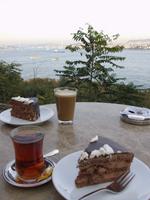 Tee und Kuchen direkt am Bosporus
