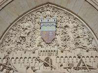 Stadtwappen Narbonnes über dem Eingang des Rathauses