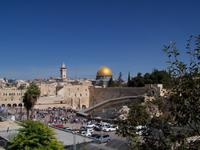 Jerusalem- Klagemauer und im Hintergrund der Felsendom