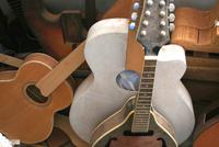 In der Gitarrenwerkstatt in Mindelo