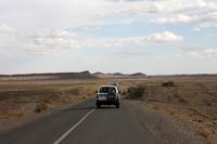 Mit dem Jeep durch die Geröllwüste der Sahara