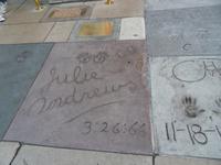 berühmte Hand- und Fußabdrücke vor dem Theater