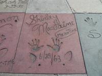 berühmte Hand- und Fußabdrücke vor dem Theater