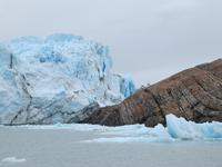 Patagonien - Bootsfahrt zum Perito Moreno-Gletscher, rechts: Magellan-Halbinsel