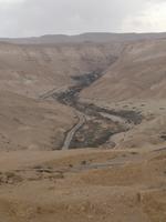 Blick auf die Negev-Wüste mit Zin-Fluss