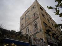 ... Fassade in der Jerusalemer Fußgängerzone ...