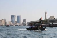 0044 Fahrt mit der traditionellen Abra über den Creek