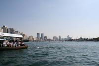 0046 Fahrt mit der traditionellen Abra über den Creek