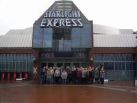Gruppenfoto vor dem Starligt-Express-Theater