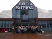 Gruppenfoto vor dem Starligt-Express-Theater