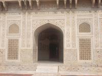 Reich verziert ist auch dieses Grabmal von aussen ...