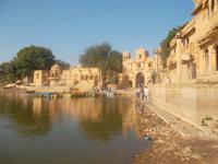 aus gelbem Sandstein erbauter Palastbezirk am See außerhalb Jaisalmers
