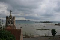 Blick auf die Bucht von St. Aubin bei Ebbe