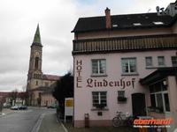 Unser schönes Hotel mit kath. Pfarrkirche im Hintergrund