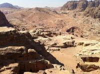 und sehen zahlreiche weitere Höhlen