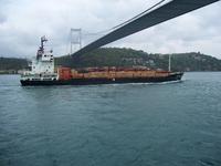 Landmaschinentransporter auf dem Bosporus