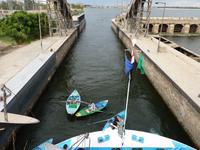 Händler in der Schleuse von Esna