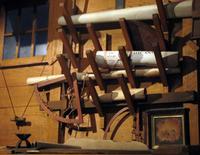 Nachbildung der Kajüte von Kolumbus, der Schreibtisch mit Seekarten