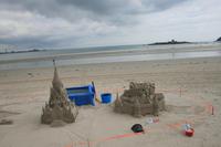 Sandkunst - im Hintergrund St. Aubins Fort