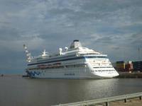 Die AIDAcara im Hafen von Buenos Aires
