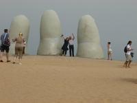 Hans und Sylvia vor DEM Wahrzeichen Punta del Estes