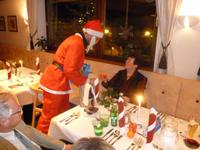 Der Weihnachtsmann beschert die Eberhardt Gäste auf der Weihnachtsreise am Achensee