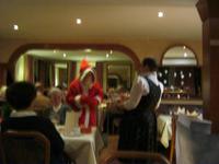 und verteilt seine Gaben