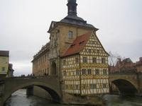 Bamberger Rathaus über der Regnitz