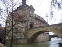 Rathaus über dem Fluss