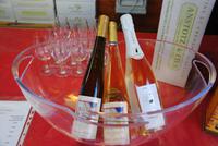 Auswahl der Elsässer Weine  Verkaufsbude am Weihnachtsmarkt in Strasbourg