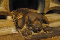 Wachhund an Rückwand der Kanzel