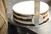 Auftragen der Sahne am Rand der Torte