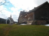 Wirtshaus und Kapelle am Stoss