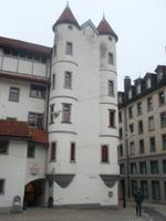 Hier ist die Stadtburg, die dem Kloster gegenüberliegt