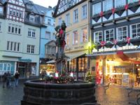 Weihnachtsbrunnen am Marktplatz von Cochem
