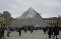 Die große Pyramide am Louvre
