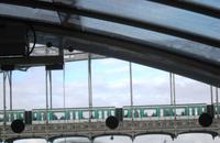 Blick auf einen Metro-Zug