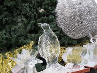 Eisfiguren unterm Weihnachtsbaum