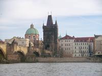 Die Karlsbrücke vom Wasser aus