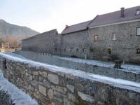 Blick auf die massive Wehranlage in Friesach