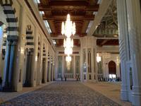 104 Männergebetshalle in der Sultan Qaboos Moschee in Muscat (Oman)