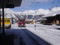 Einfahrt des Bernina-Express in den Bahnhof von Pontresina